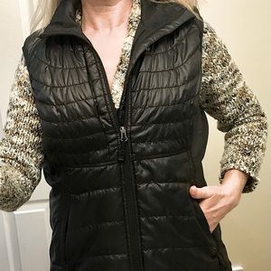 Packable lightwt outdoor nylon REI vest black Excellent cond. & very flattering!